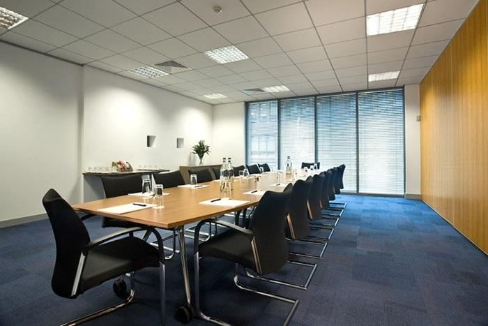 Ghế phòng họp chân quỳ được nhiều người lựa chọn